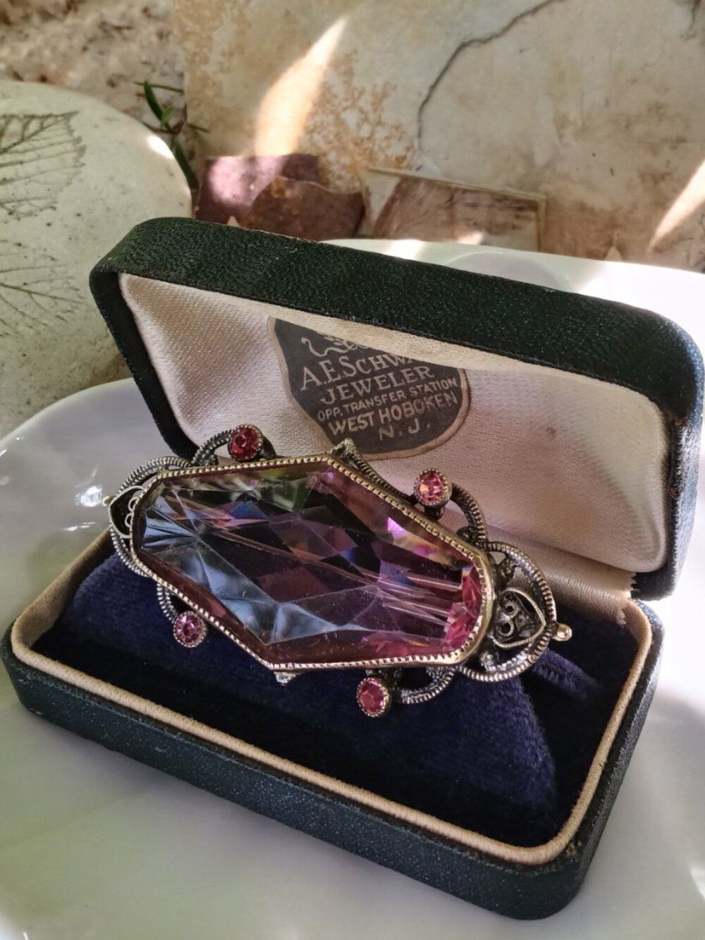 Gorgeous 1920's Czech Glass & Brass Brooch - Picture 3 of 10